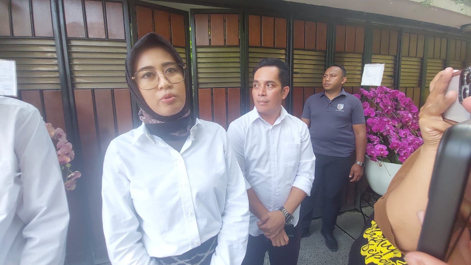 SILATURAHMI: Astrid Widayani berkunjung ke kediaman pribadi Presiden ke-7 RI Joko Widodo di Kelurahan Sumber, Selasa (7/10) pagi.  &nbsp;
