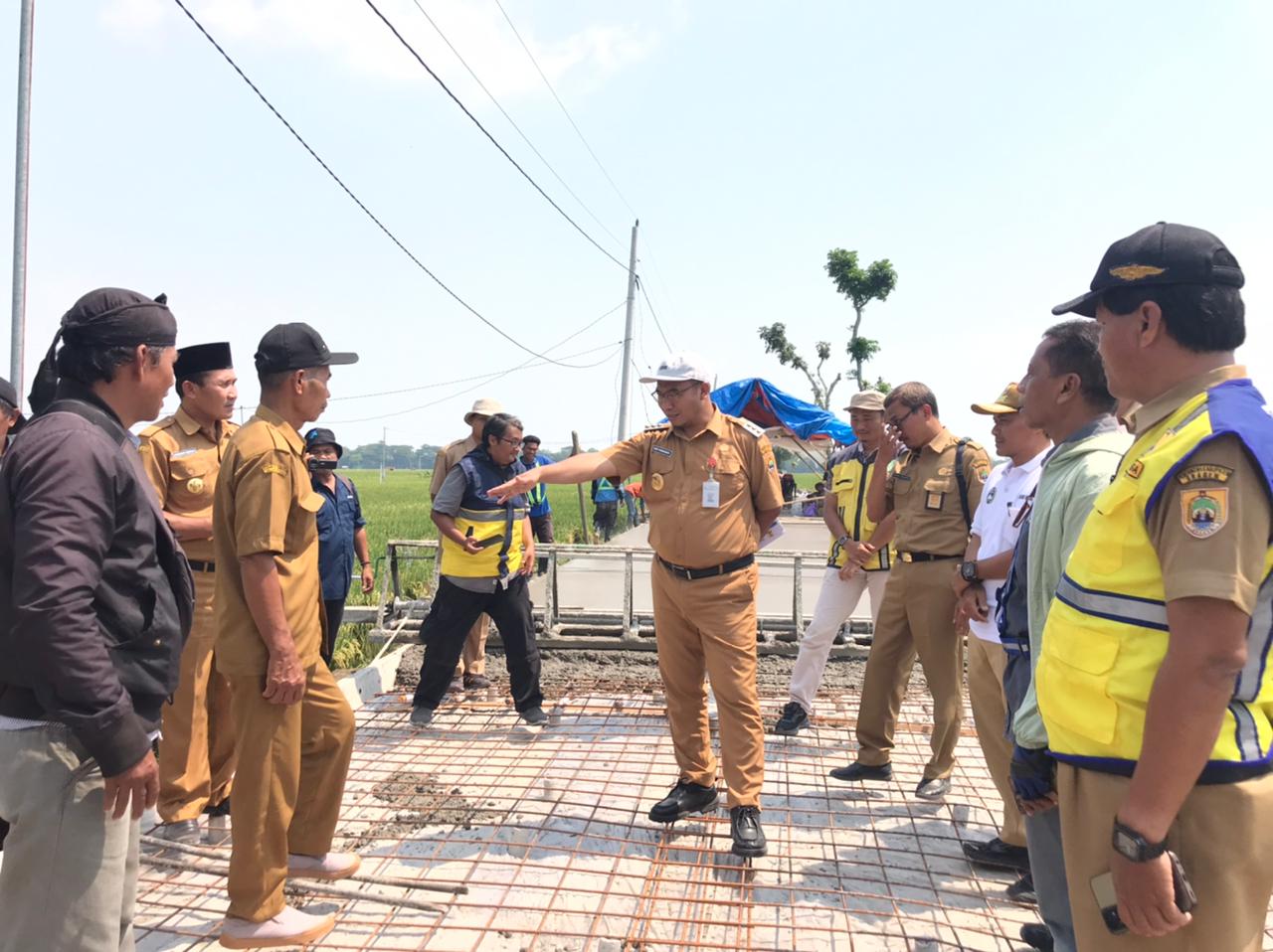Bupati Sragen Sigit Pamungkas sidak proyek perbaikan jalan Tanon-Jono, Selasa (7/10/2025). (Ahmad Khairudin/Radar Solo)