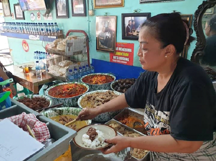 Gudeg Bu Mari Solo, kuliner pedas legendaris sejak 1959. Sensasi krecek mercon dan sambal gorengnya bikin ketagihan!