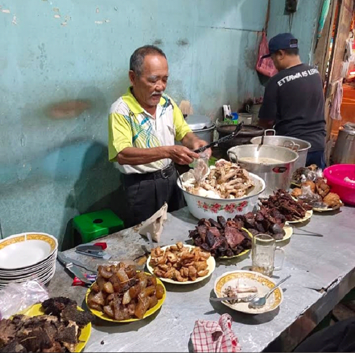 Gudeg Mas Hari Solo tawarkan rasa mewah harga rakyat mulai Rp5.000. Kuliner malam legendaris wajib coba di Laweyan.
