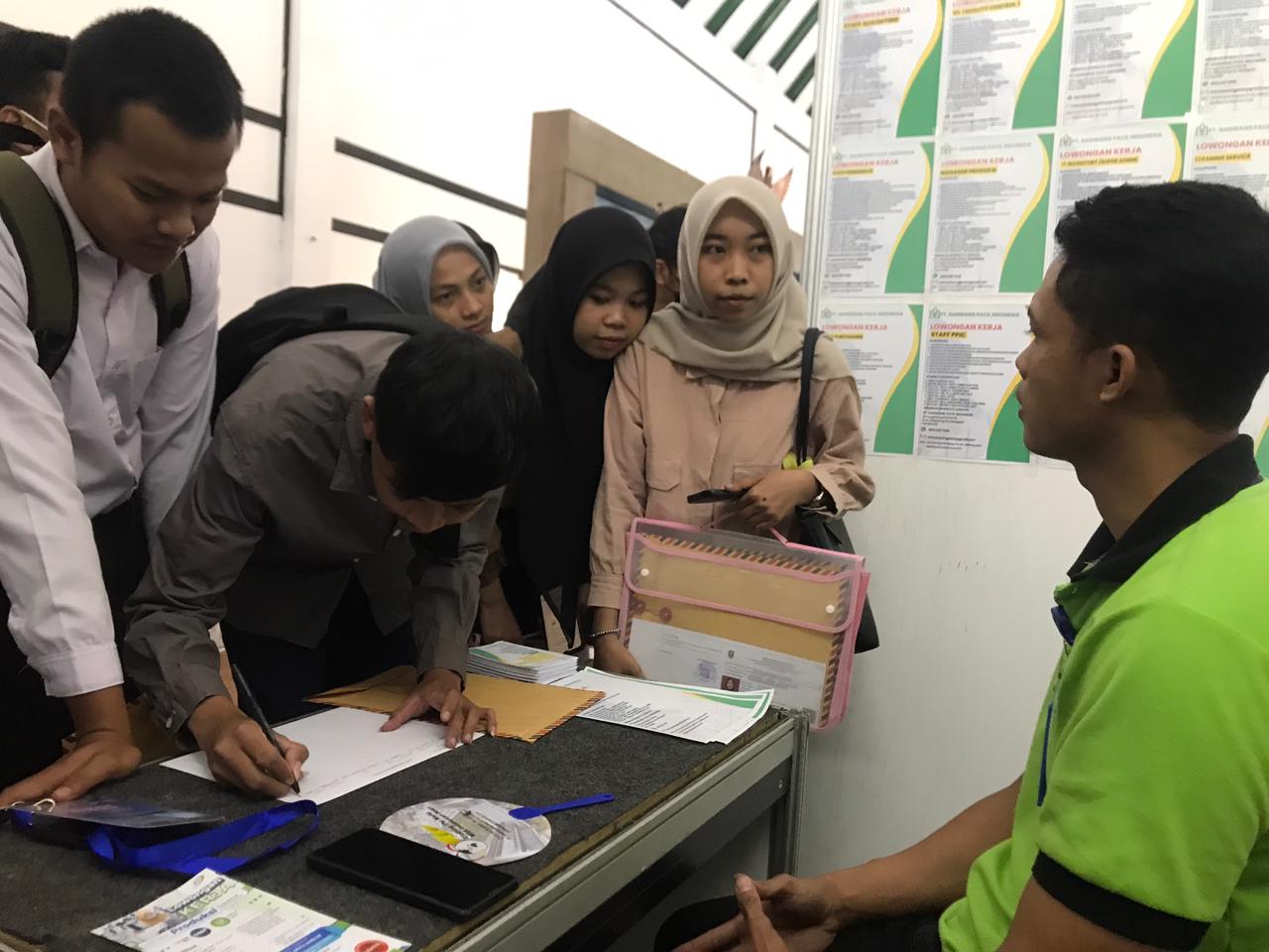 Pencari kerja berburu lowongan kerja di Boyolali Job Fair Inklusi 2025 di Pendapa Gede, Selasa (7/10/2025).