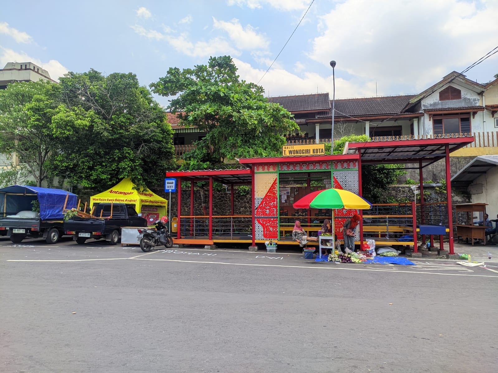 Pasca kebakaran, pedagang Pasar Kota Wonogiri terpaksa mencari tempat darurat agar tetap bisa berdagang. Salah satunya di area drop point Trans Jateng, Selasa (7/10/2025).