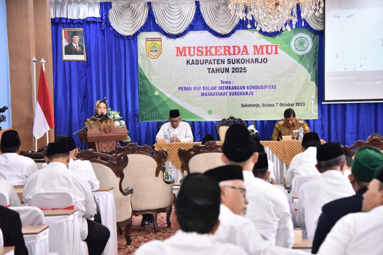 Bupati Etik membuka Musyawarah Kerja Daerah (Mukerda) MUI Kabupaten Sukoharjo Tahun 2025 yang digelar di Hotel Hapsari Sukoharjo, Selasa (7/10/2025).