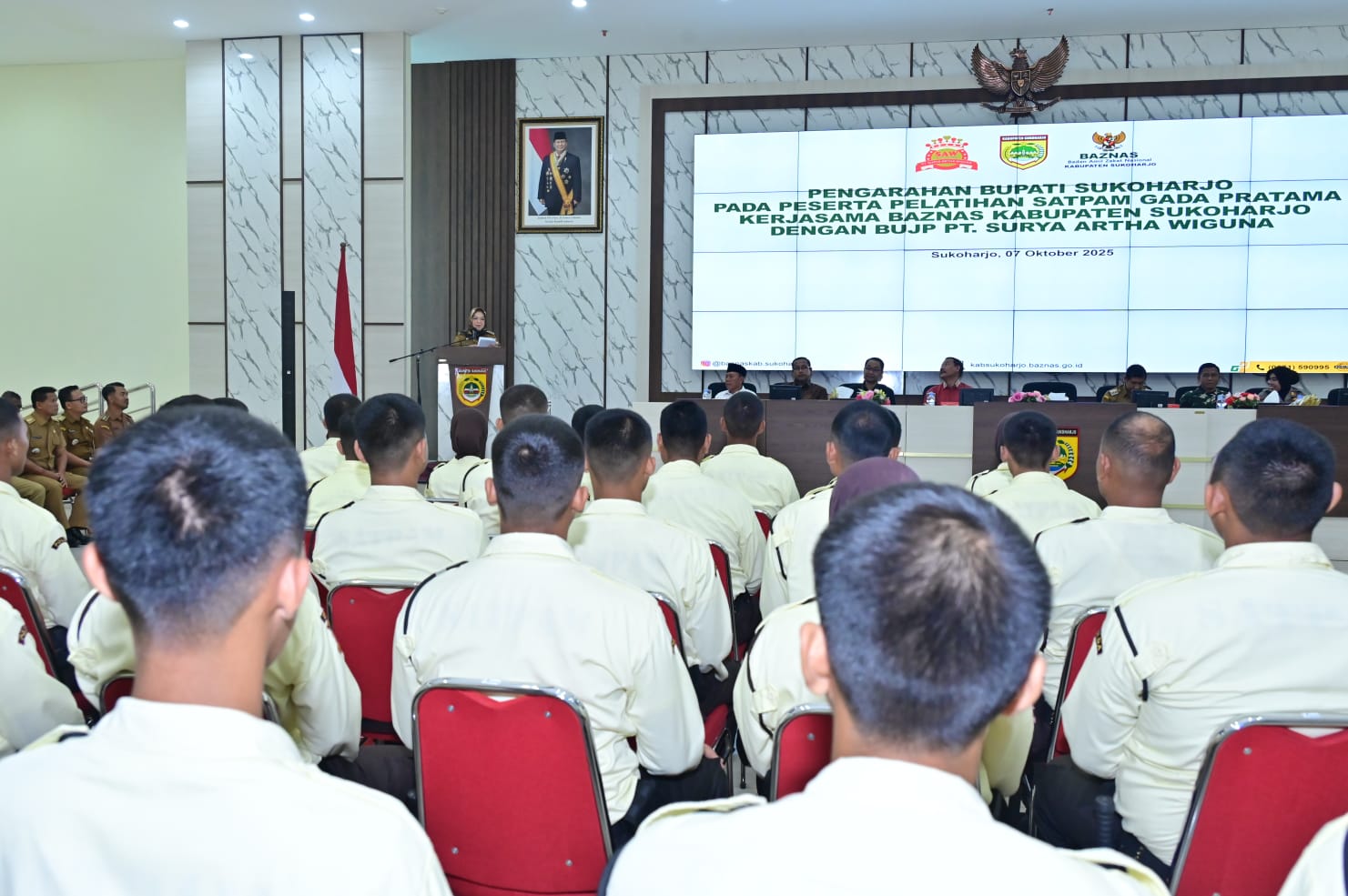 Bupati Sukoharjo Etik Suryani memberikan pengarahan kepada peserta Pelatihan Satpam Gada Pratama di Auditorium Wijaya Utama, Gedung Menara Wijaya, Selasa (7/10/2025).