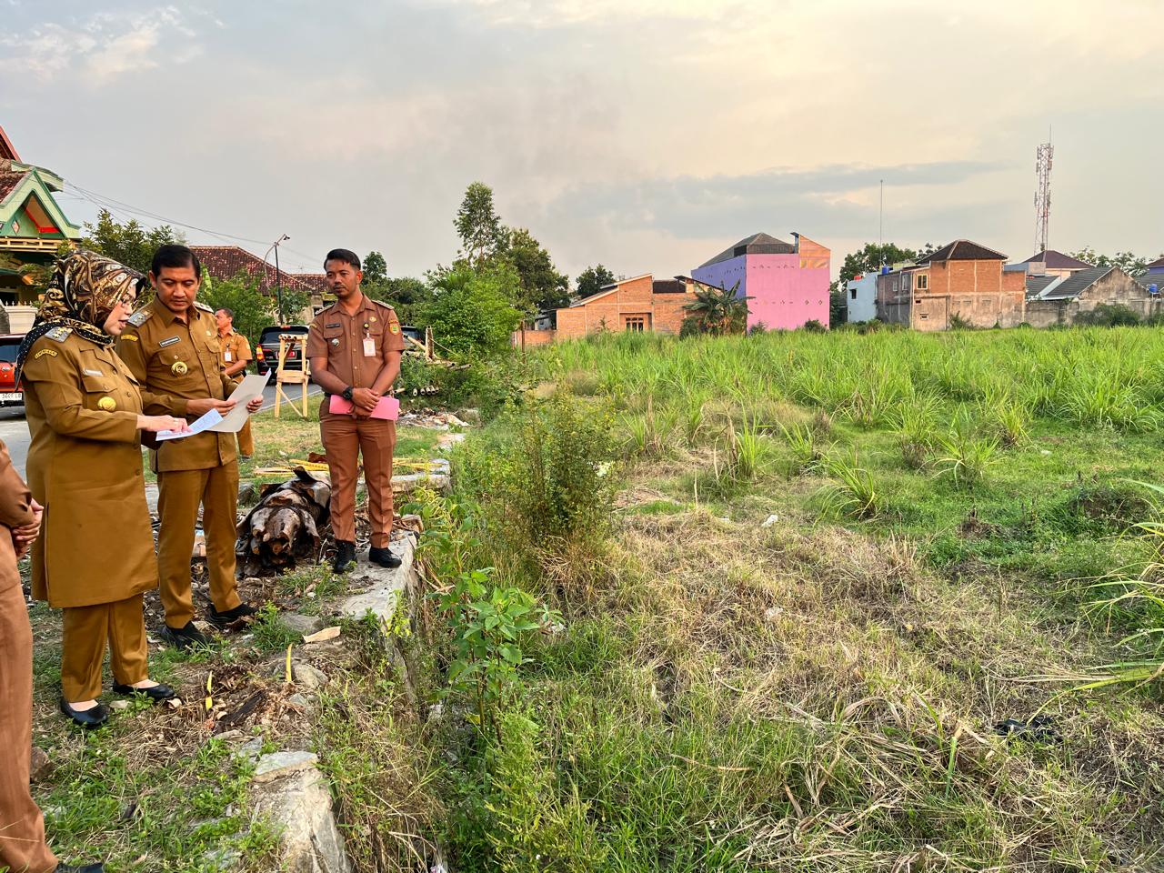 Bupati-Wabup Sukoharjo Etik Suryani-Eko Sapto cek lahan untuk Sekolah Rakyat di Kampung Gadingan, Kelurahan Jombor, Kecamatan Bendosari.