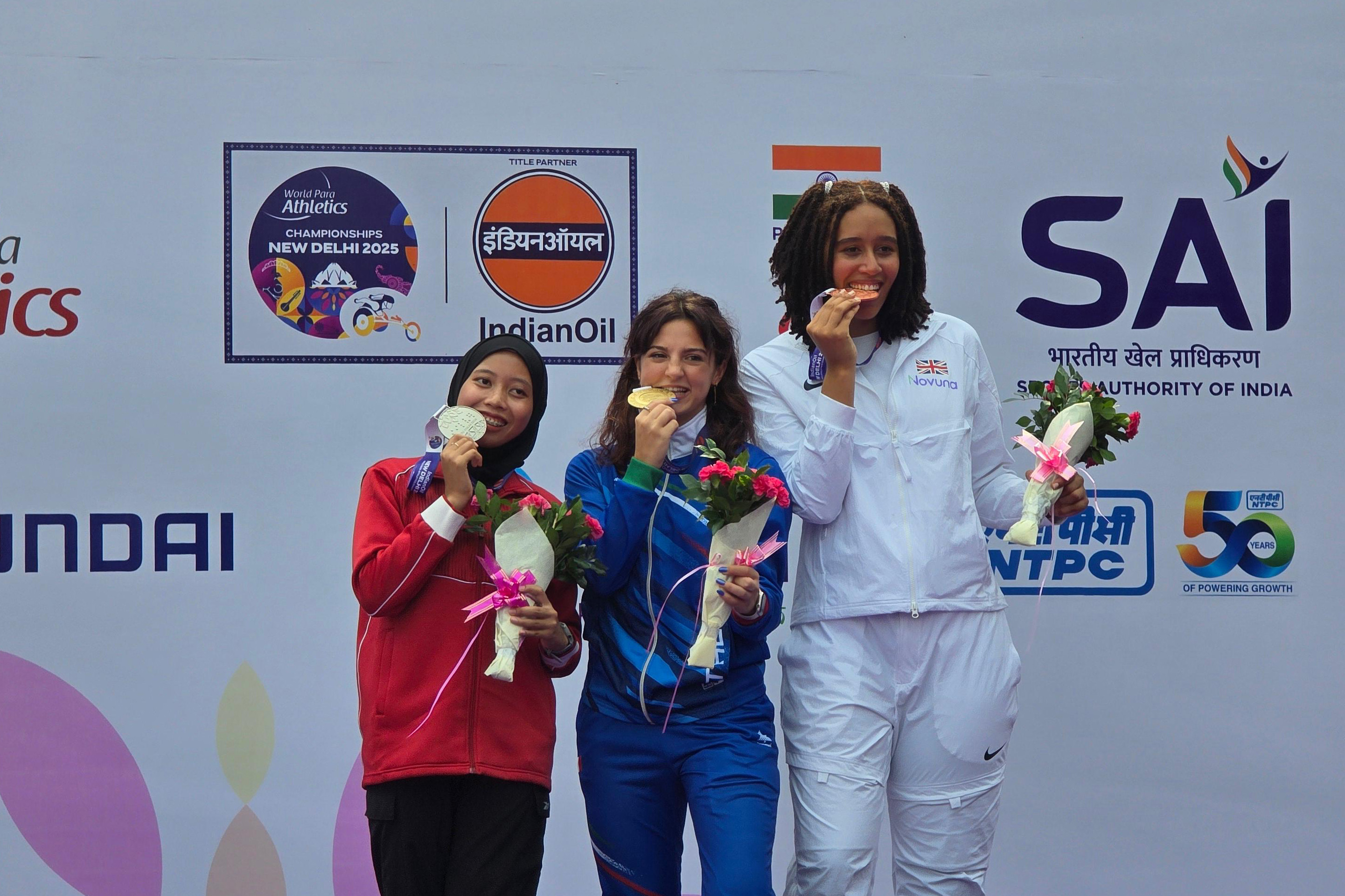Karisma Evi Tiarani (kiri) berfoto dengan medali yang diperoleh dari nomor 100m putri T63 kejuaraan New Delhi World Para Athletics Championship 2025 di New Delhi, India.