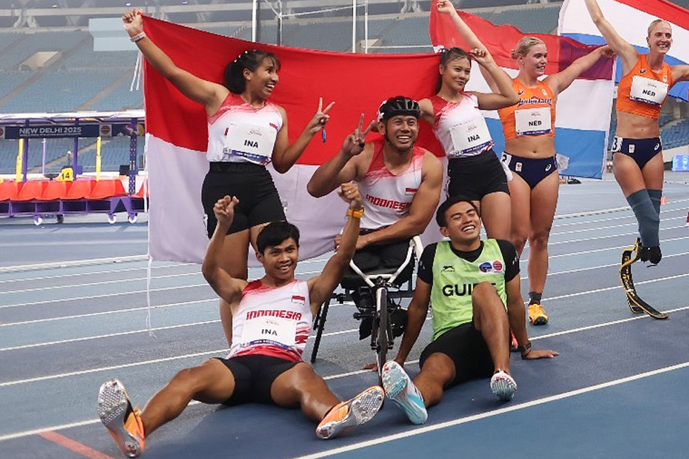 Tim Universal Relay Indonesia melakukan selebrasi setelah berhasil finis kedua nomor Universal Relay 4x100 meter kejuaraan New Delhi World Para Athletics Championship 2025 di New Delhi, India.