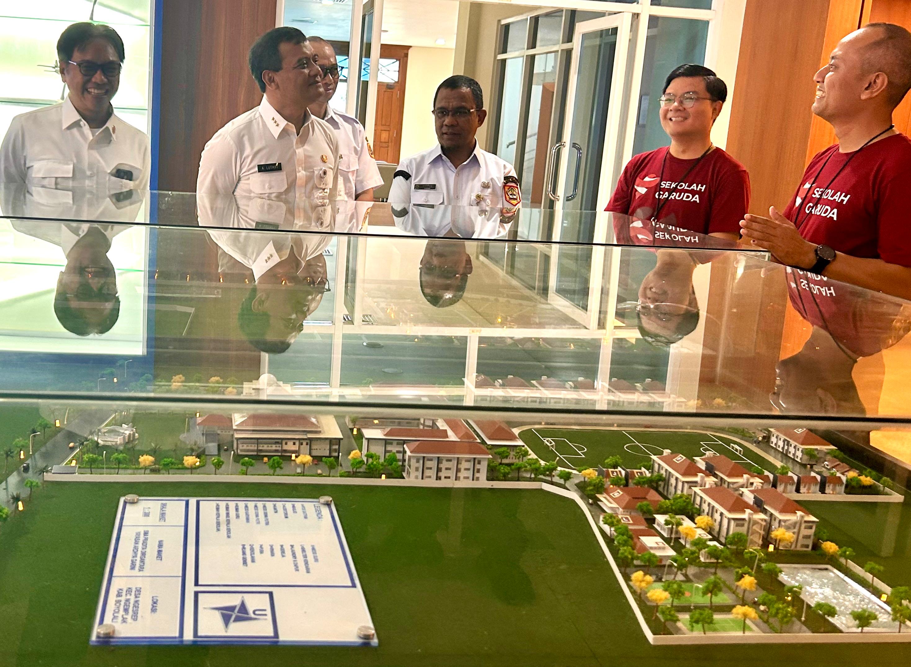 Gubernur Jateng Ahmad Luthfi di sela memberikan motivasi dan pengenalan Sekolah Garuda di SMA Pradita Dirgantara, Boyolali, Rabu (8/10/2025).