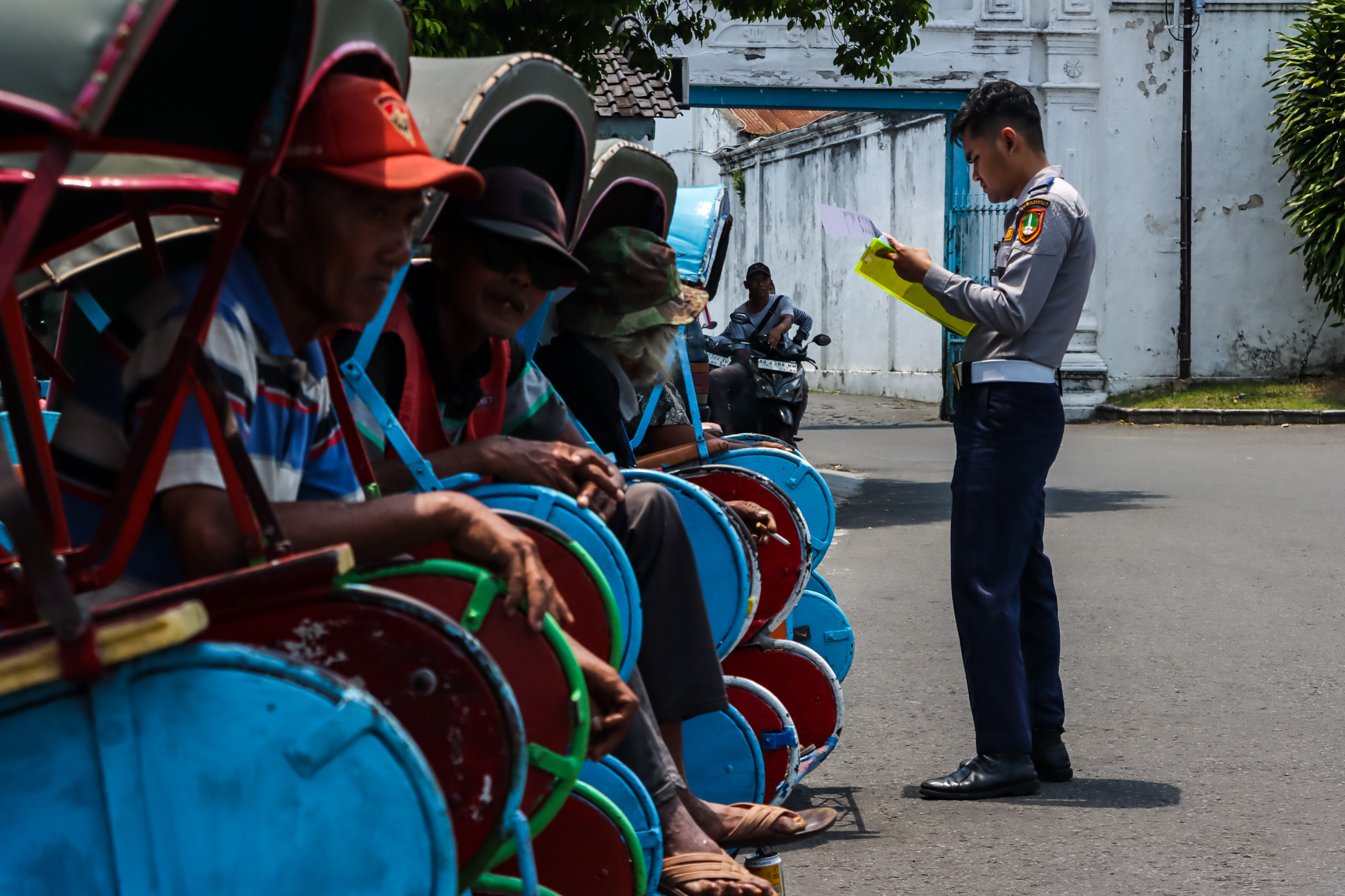 Petugas Dinas Perhubungan (Dishub) Kota Solo melakukan pendataan terhadap pengemudi, sekaligus ramcek armada becak di Keraton Kasunanan Solo, Rabu (8/10).