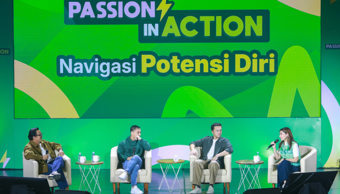 Najwa Shihab, Nicholas Saputra, Raditya Dika, dan moderator Iyas Lawrence dalam sesi Dialog Generasi pada Generasi Campus Roadshow 2025   di UNS Solo.