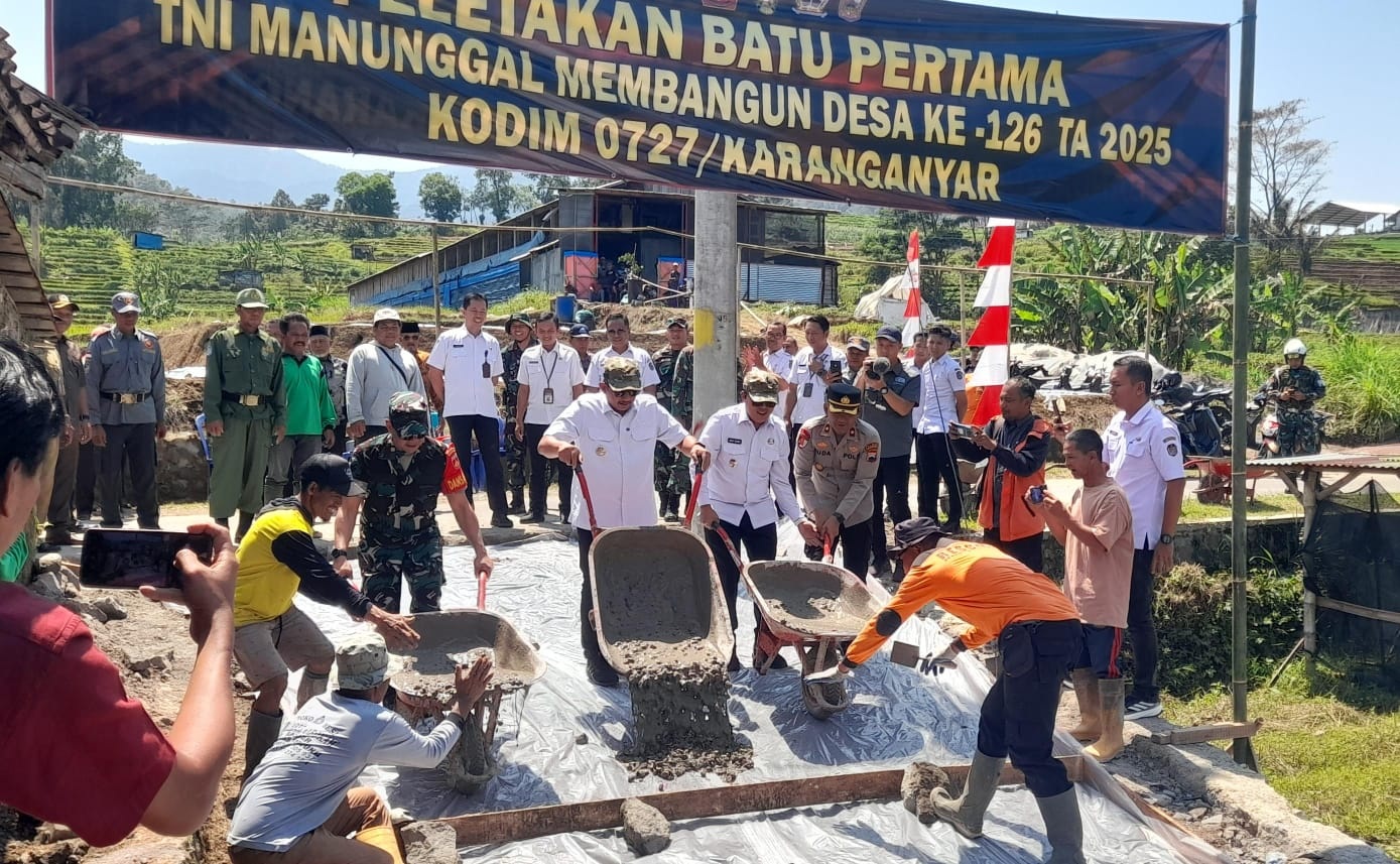 Ground breaking betonisasi jalan dalam program TMMD di Desa Bandardawung, Kecamatan Tawangmangu, Karanganyar, Rabu (8/10/2025). (Rudi Hartono/Radar Solo)