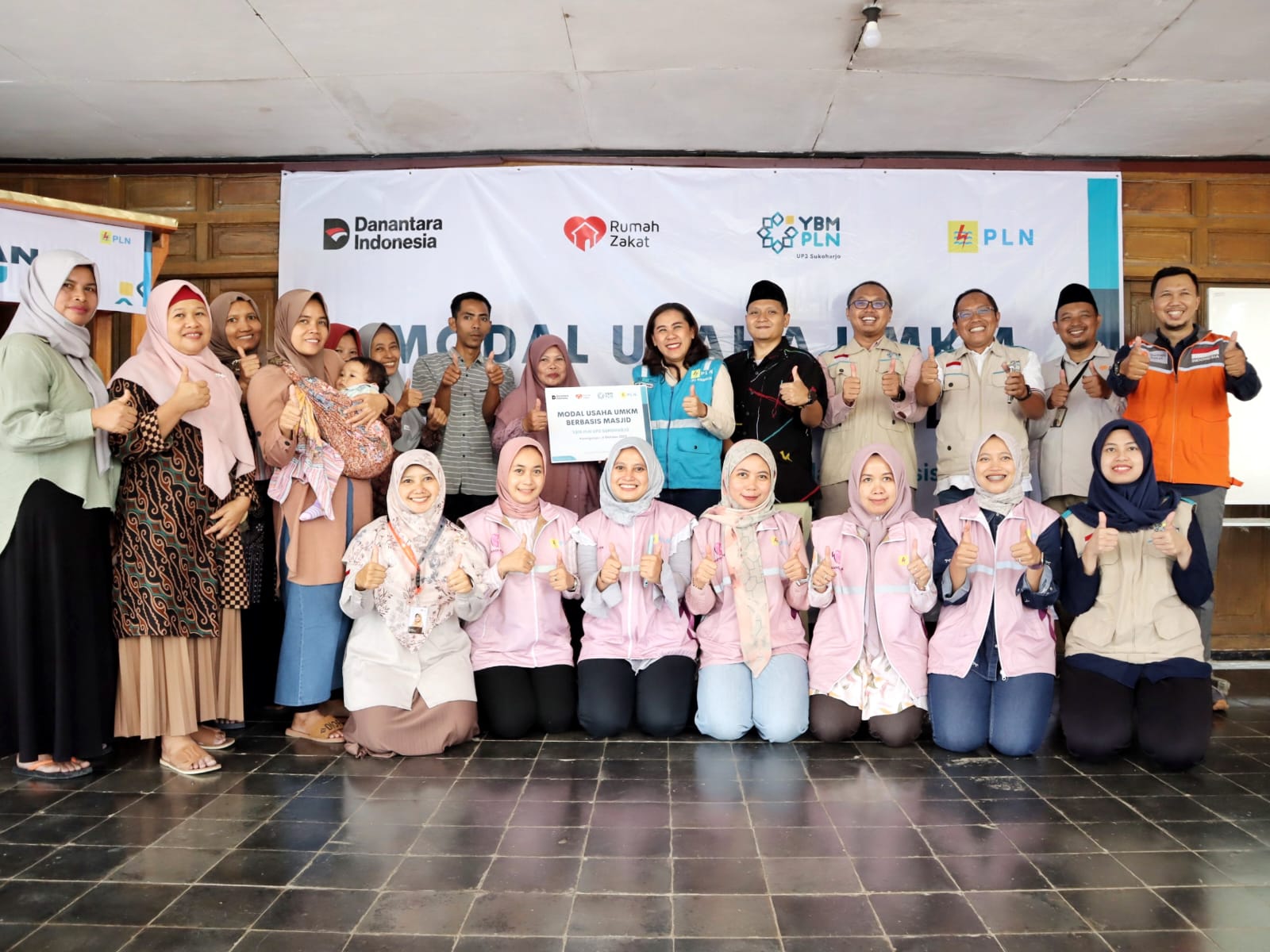Yayasan Baitul Maal PLN (YBM PLN) UP3 Sukoharjo salurkan bantuan modal usaha bagi delapan pelaku UMKM di Desa Girilayu, Kecamatan Matesih, Karanganyar.