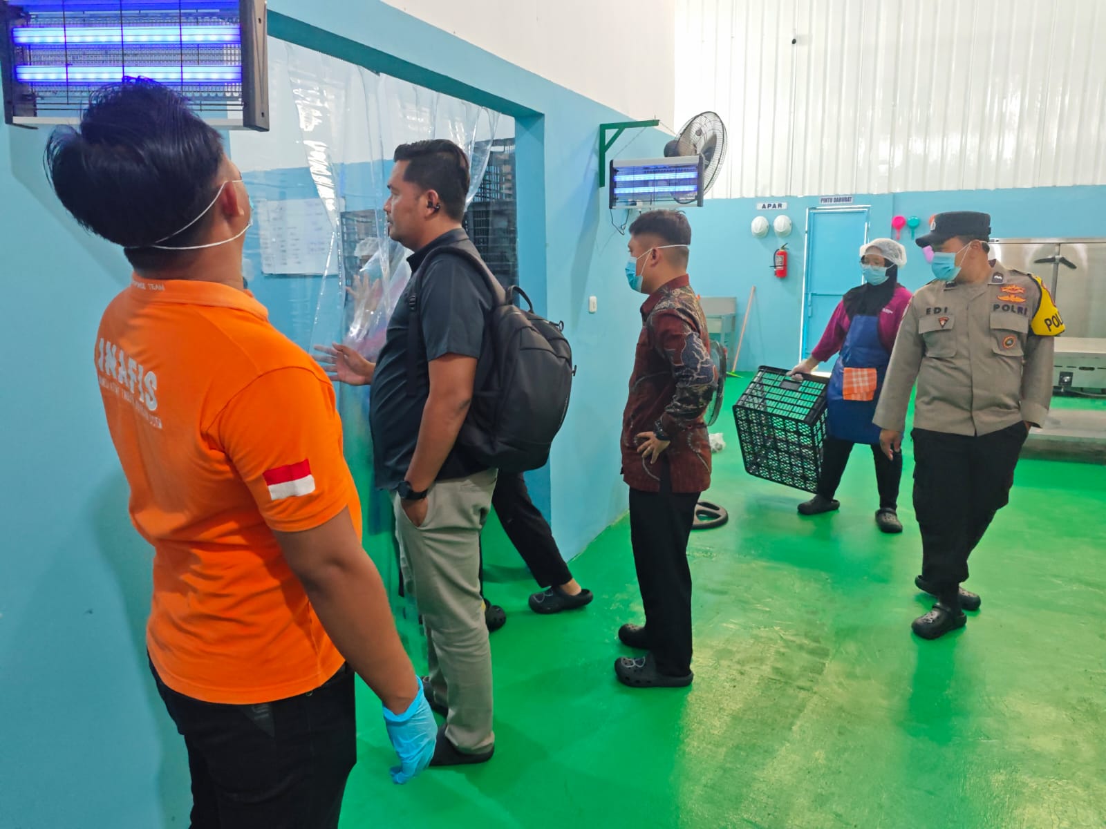 Anggota Polres Wonogiri lakukan penyelidikan di SPPG Waru Slogohimo, Rabu (8/10/2025). Ini menyusul terjadinya kasus keracunan ratusan pelajar.