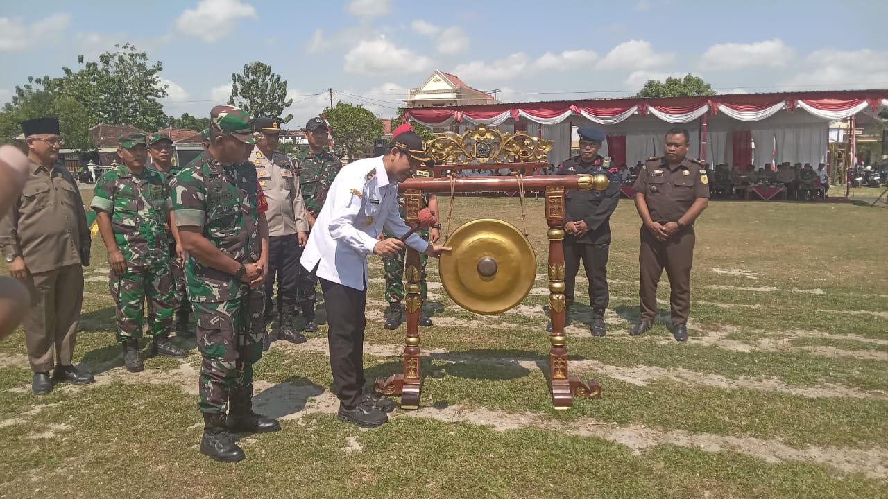 Wabup Sukoharjo Eko Sapto Purnomo buka TMMD Sengkuyung di Desa Cangkol, Mojolaban, Rabu (8/10).