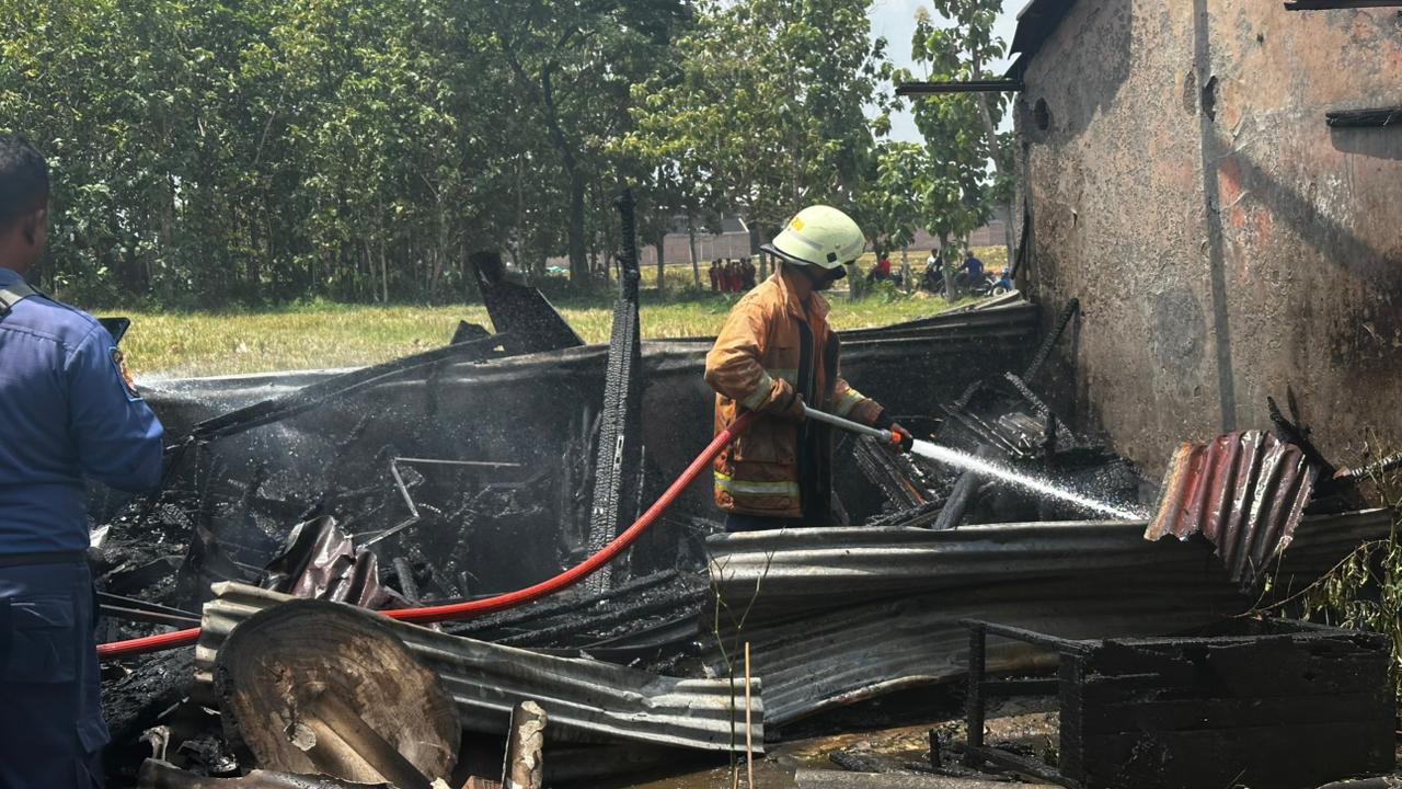 Kondisi SDN 3 Pelemgadung, Kecamatan Karangmalang, Sragen yang terbakar, Rabu (8/10/2025). (Ahmad Khairudin/Radar Solo)