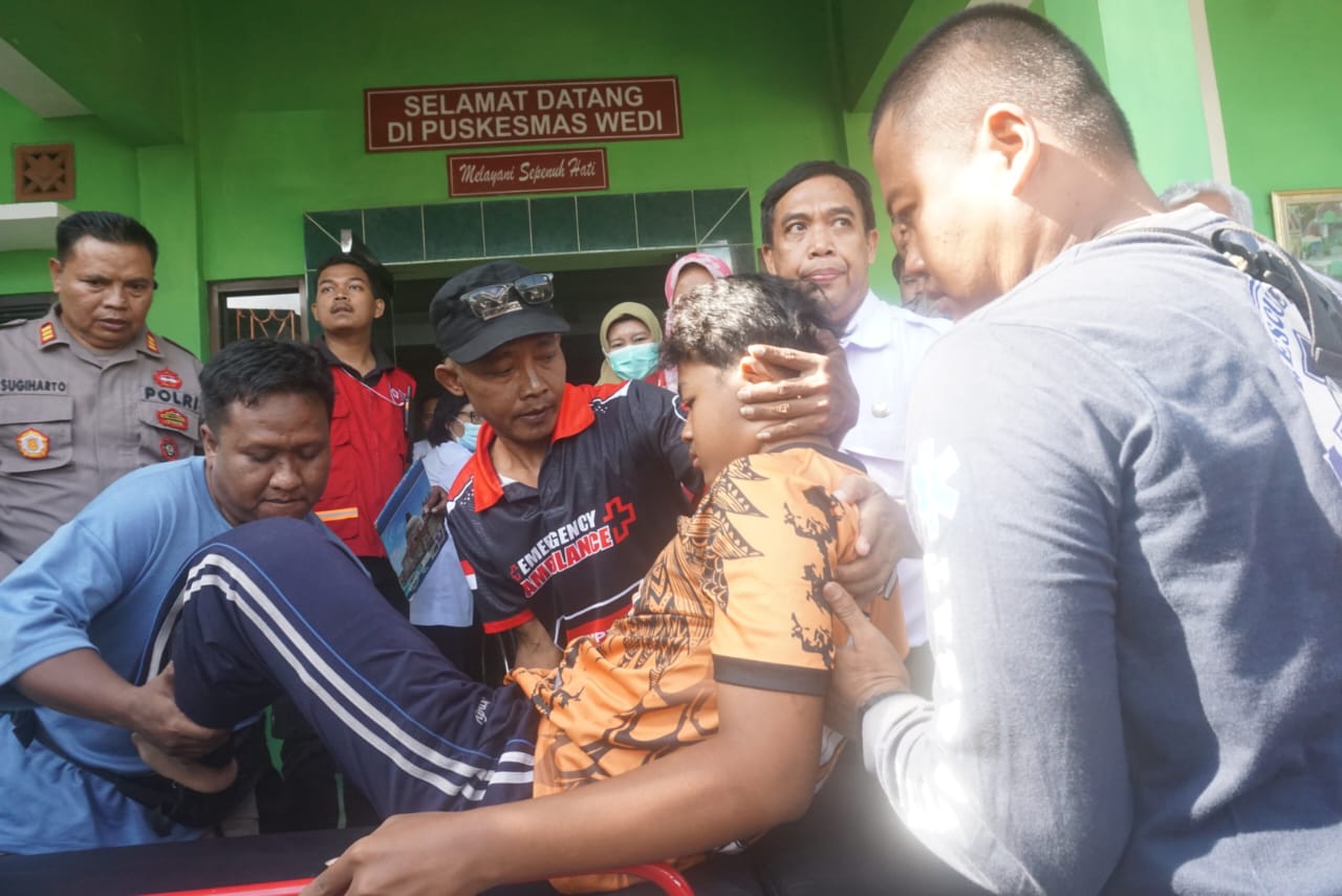 Salah satu siswa SMPN 1 Wedi yang diduga keracunan saat hendak dirujuk ke RSUD Bagas Waras, Rabu (8/10/2025). (Angga Purenda/Radar Solo)