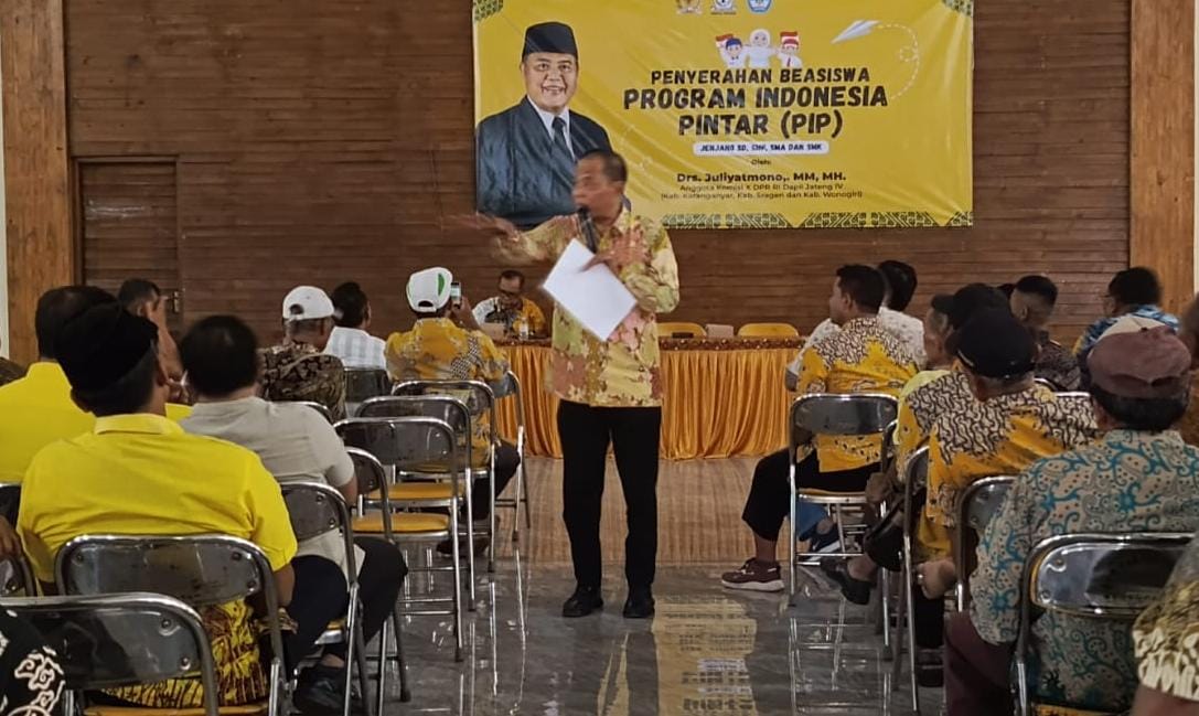 Anggota Komisi X DPR RI Juliyatmono paparkan pencairan PIP bagi siswa di Karanganyar, Rabu (8/10/2025). (Rudi Hartono/Radar Solo)
