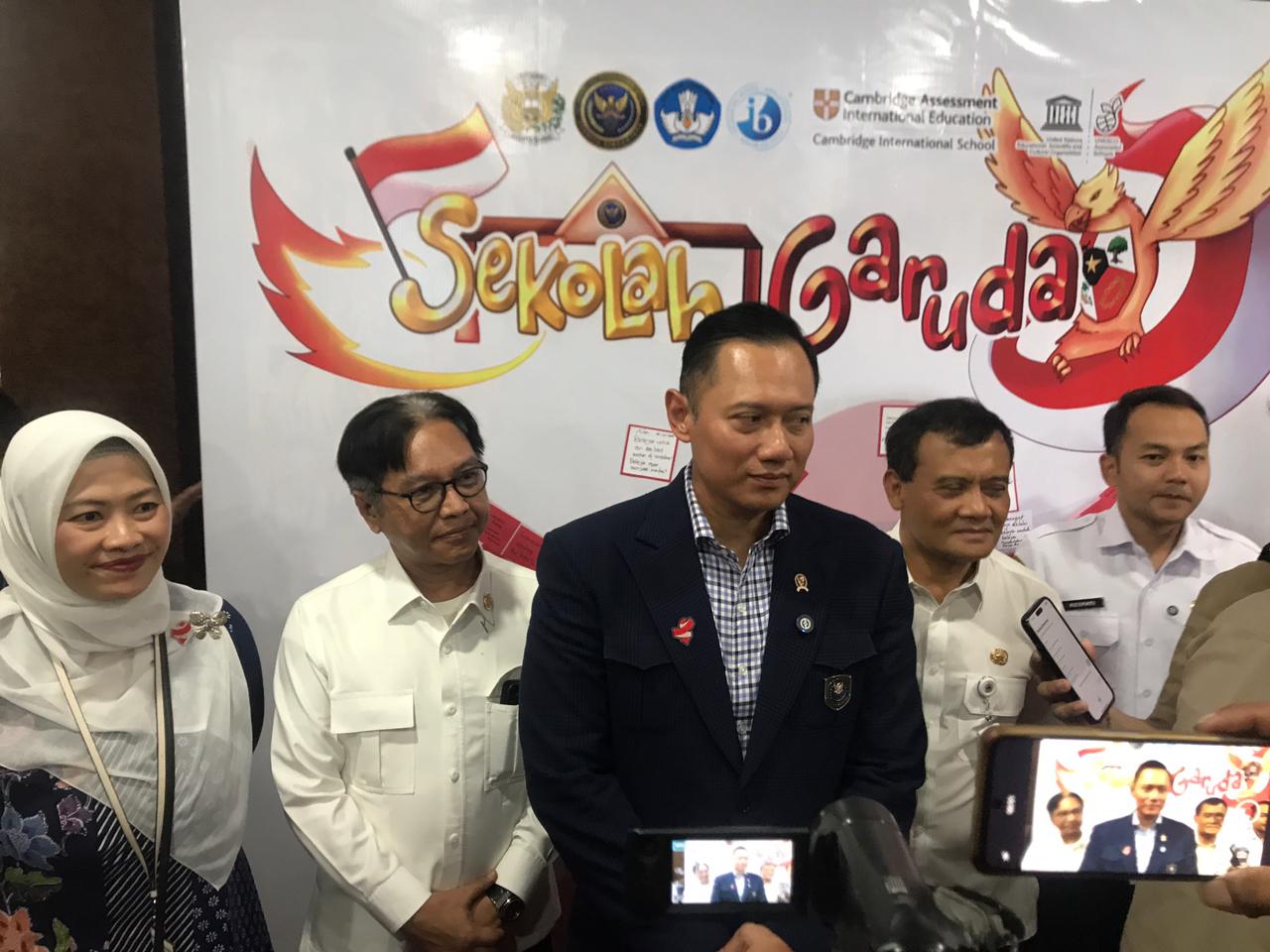 Menteri Koordinator Bidang Infrastruktur dan Pembangunan Kewilayahan Agus Harimurti Yudhoyono beri keterangan soal Sekolah Garuda di Boyolali, Rabu (8/10/2025).