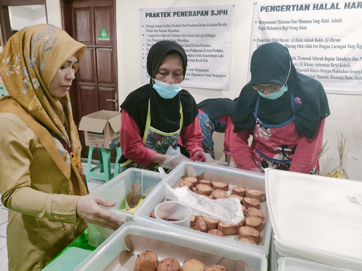 Aktivitas dapur sehat di SD Muhammadiyah 1 Ketelan Solo.