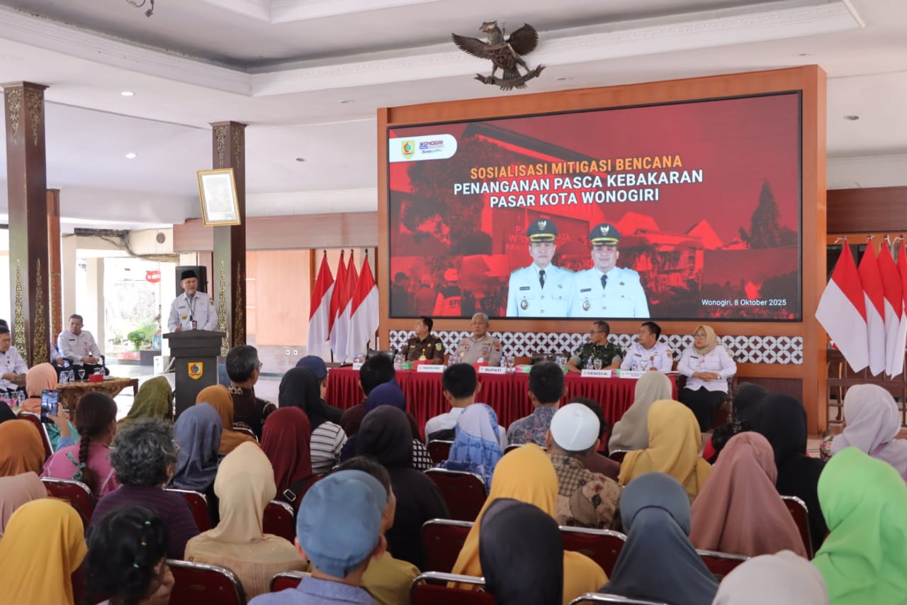 Bupati Setyo Sukarno beri paparan pada sarasehan dengan pedagang Pasar Kota Wonogiri di pendapa rumah dinas Bupati Wonogiri, Rabu (8/10/2025).