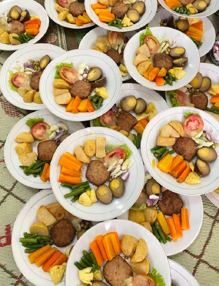 Lima warung Selat Solo legendaris dengan rasa autentik dan kuah gurih manis yang bikin ketagihan. Wajib dicoba saat ke Solo!