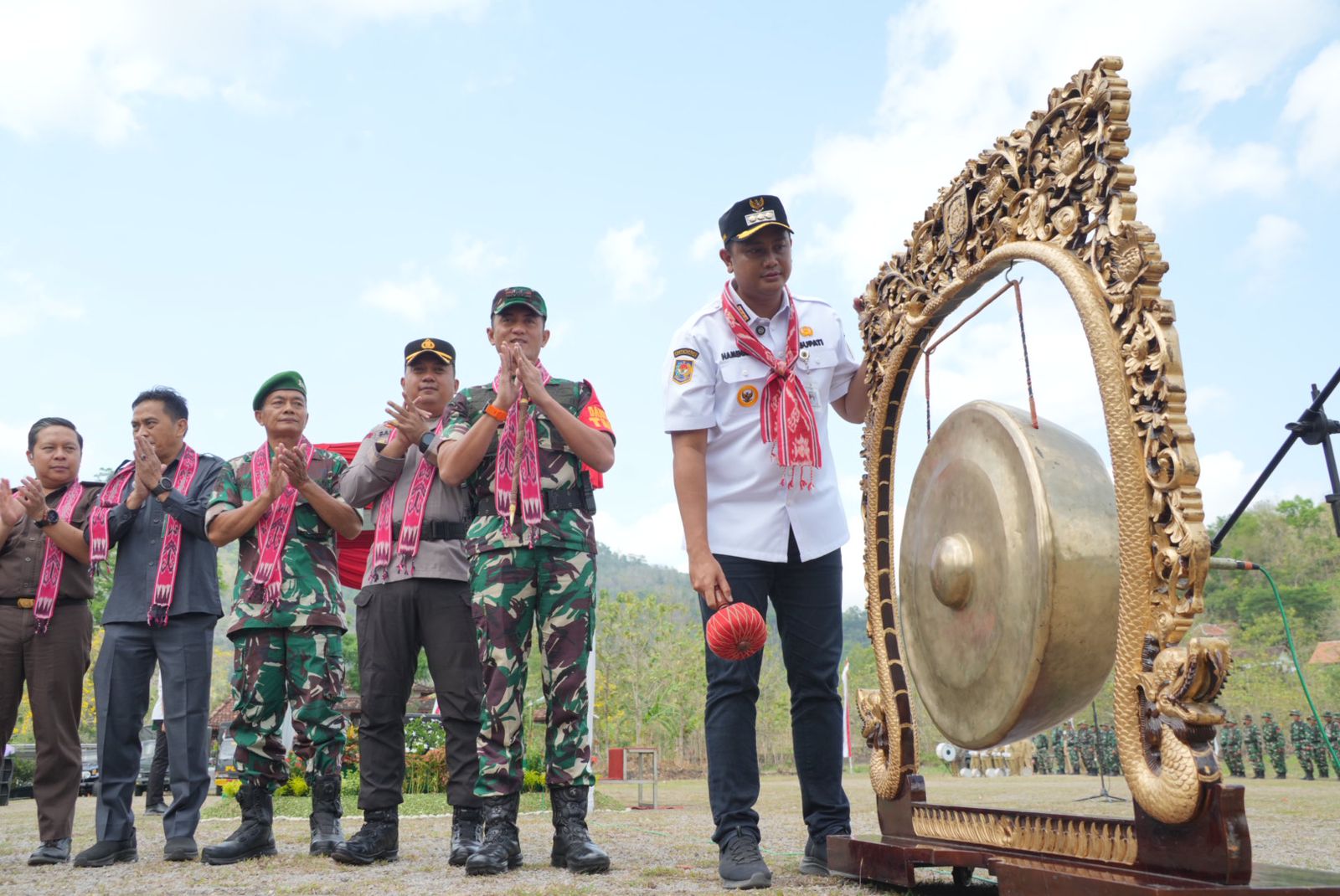 Bupati Klaten Hamenang Wajar Ismoyo membuka TMMD Sengkuyung Tahap IV di Desa Kaligayam, Kecamatan Wedi, Rabu (8/10/2025). (Dokumentasi Kodim 0723 Klaten)