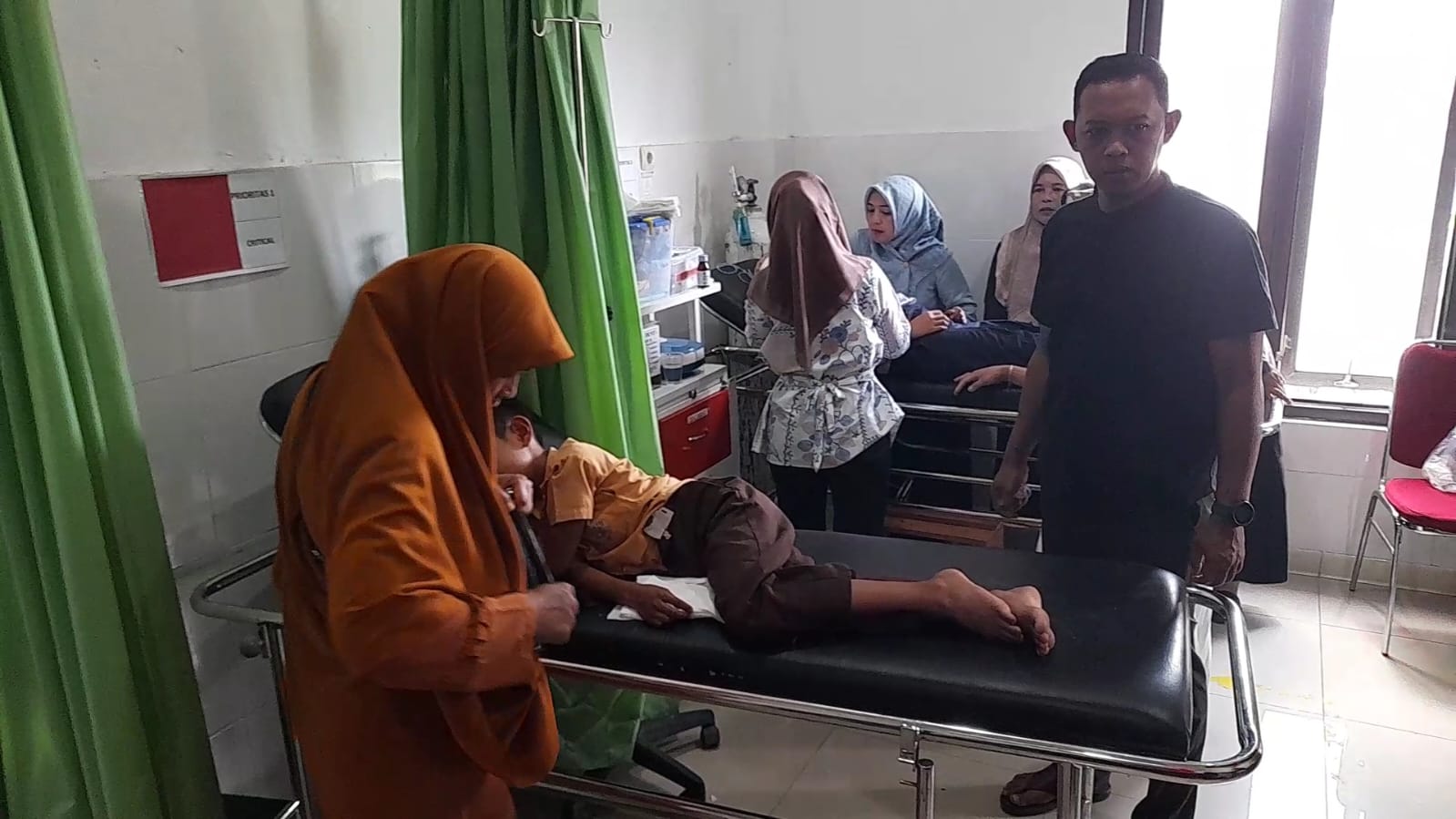 Sejumlah siswa menjalani perawatan di Puskesmas Tawangmangu, Karanganyar, Kamis (9/10/2025). (Rudi Hartono/Radar Solo)