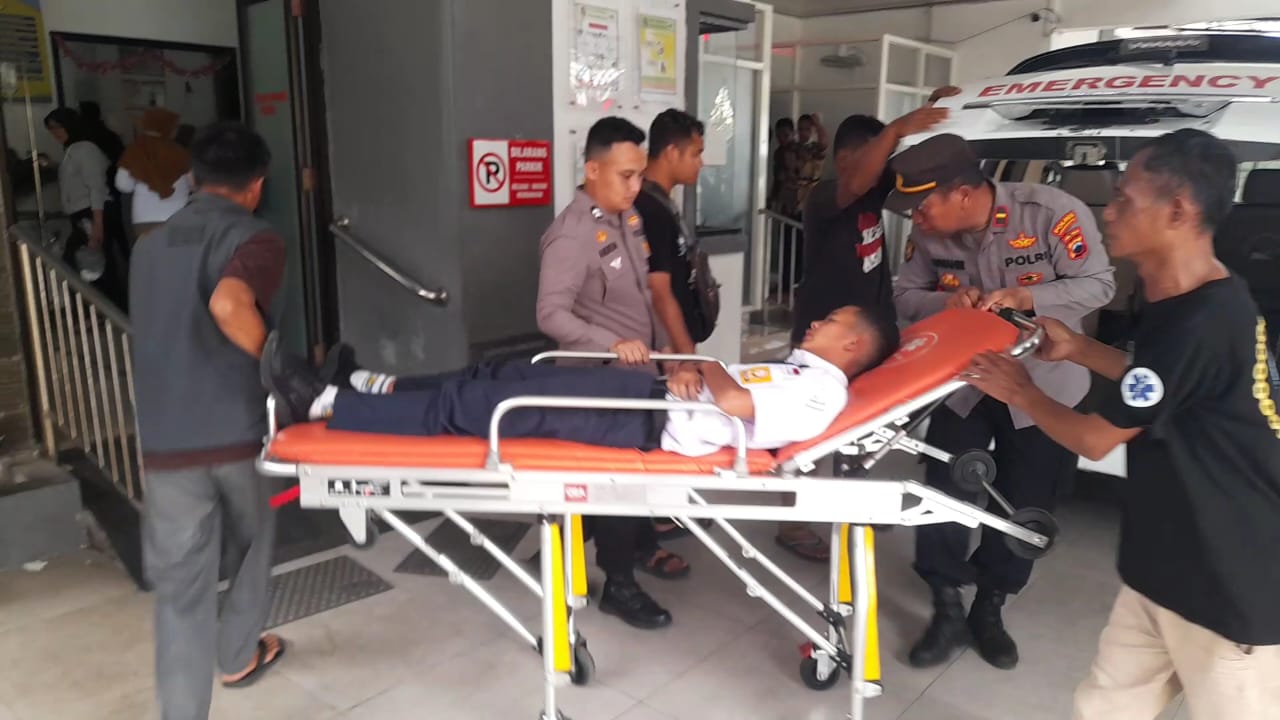 Siswa SMP di Tawangmangu, Karanganyar dilarikan ke Puskesmas Tawangmangu usai diduga mengalami keracunan masal, Kamis (9/10/2025). (Rudi Hartono/Radar Solo)