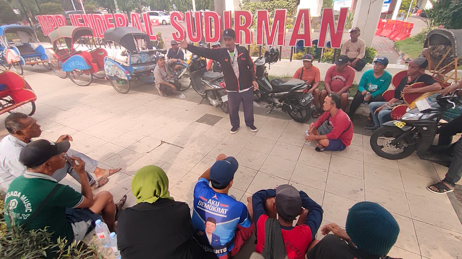 KRITIK TAJAM: Puluhan pengemudi becak berkumpul dan menggelar rapat darurat di depan Mal Pelayanan Publik (MPP) Solo, Kamis (9/10) siang.