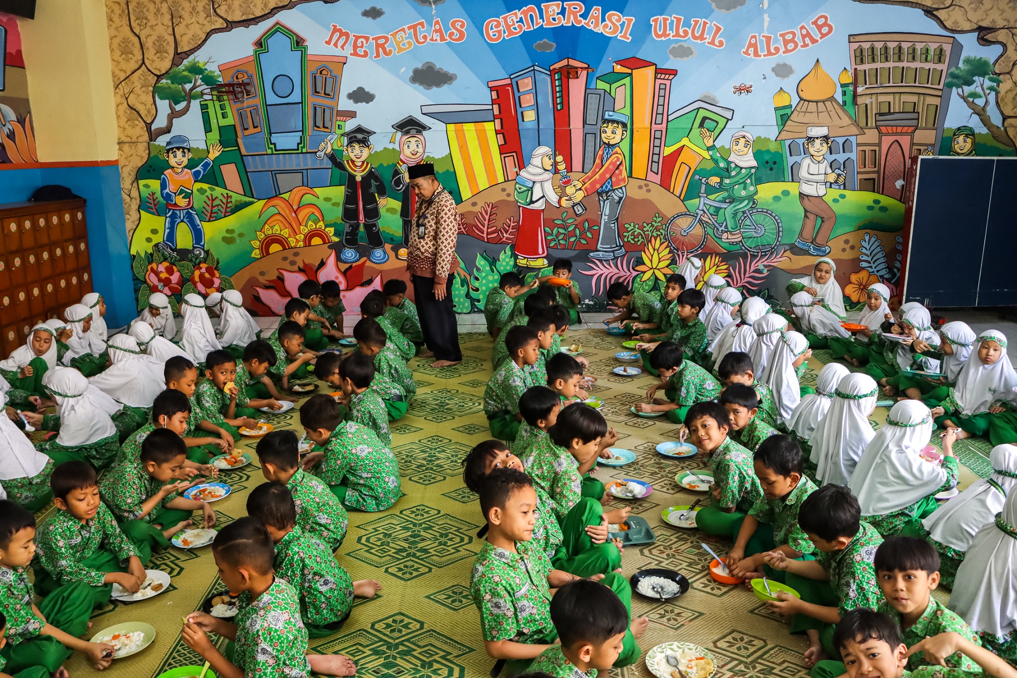 Siswa SD Muhammadiyah PK Kottabarat Solo menikmati makan siang di sekolah. (M Ihsan/Radar Solo)