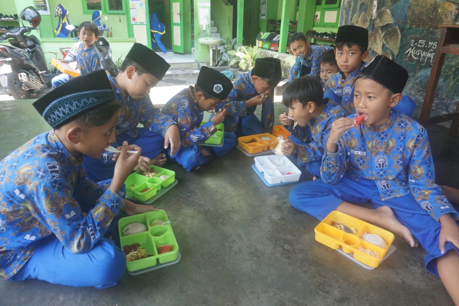 Siswa SD Muhammadiyah di KLaten ini menikmati makan siang yang disediakan sekolah. (Angga Purenda/Radar Solo)