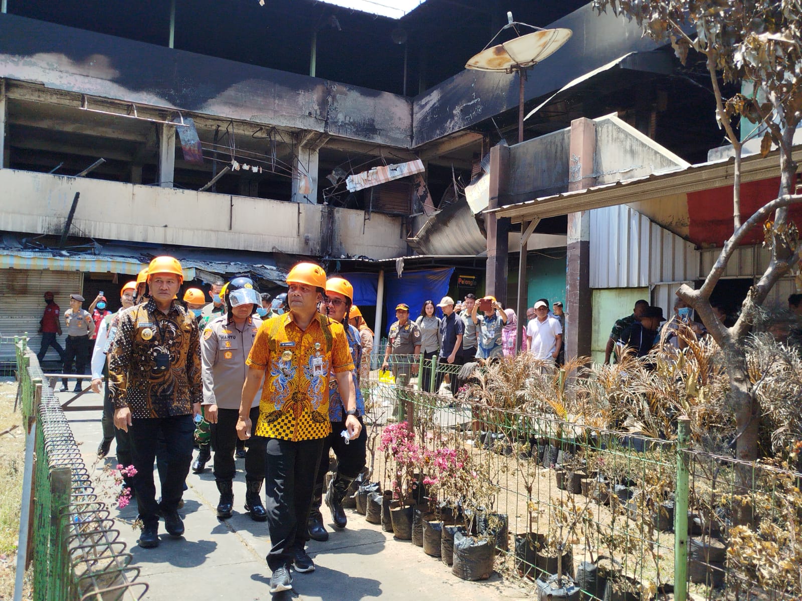 Gubernur Jawa Tengah (Jateng) Ahmad Luthfi saat meninjau Pasar Kota Wonogiri yang terbakar Kamis (9/10/2025).