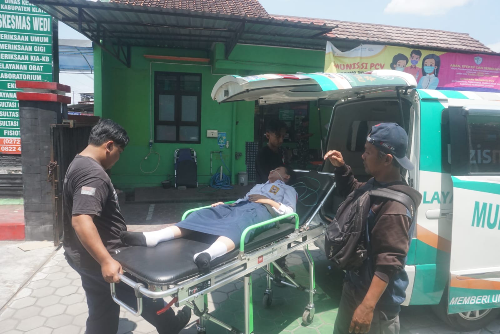 Sejumlah siswa SMPN 1 Wedi yang diduga keracunan menu MBG dirujuk di RSUD Bagas Waras Klaten, Kamis (9/10/2025). (Angga Purenda/Radar Solo)