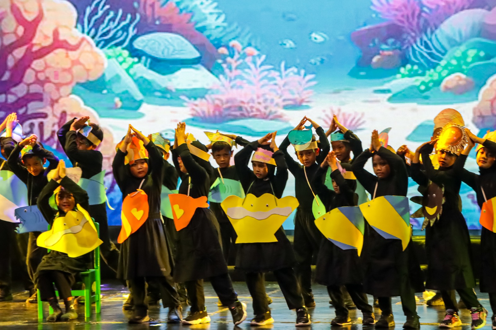 UNJUK GIGI: Siswa SD Al-Firdaus Surakarta melakukan pementasan seni dalam event Art Fest 2025.