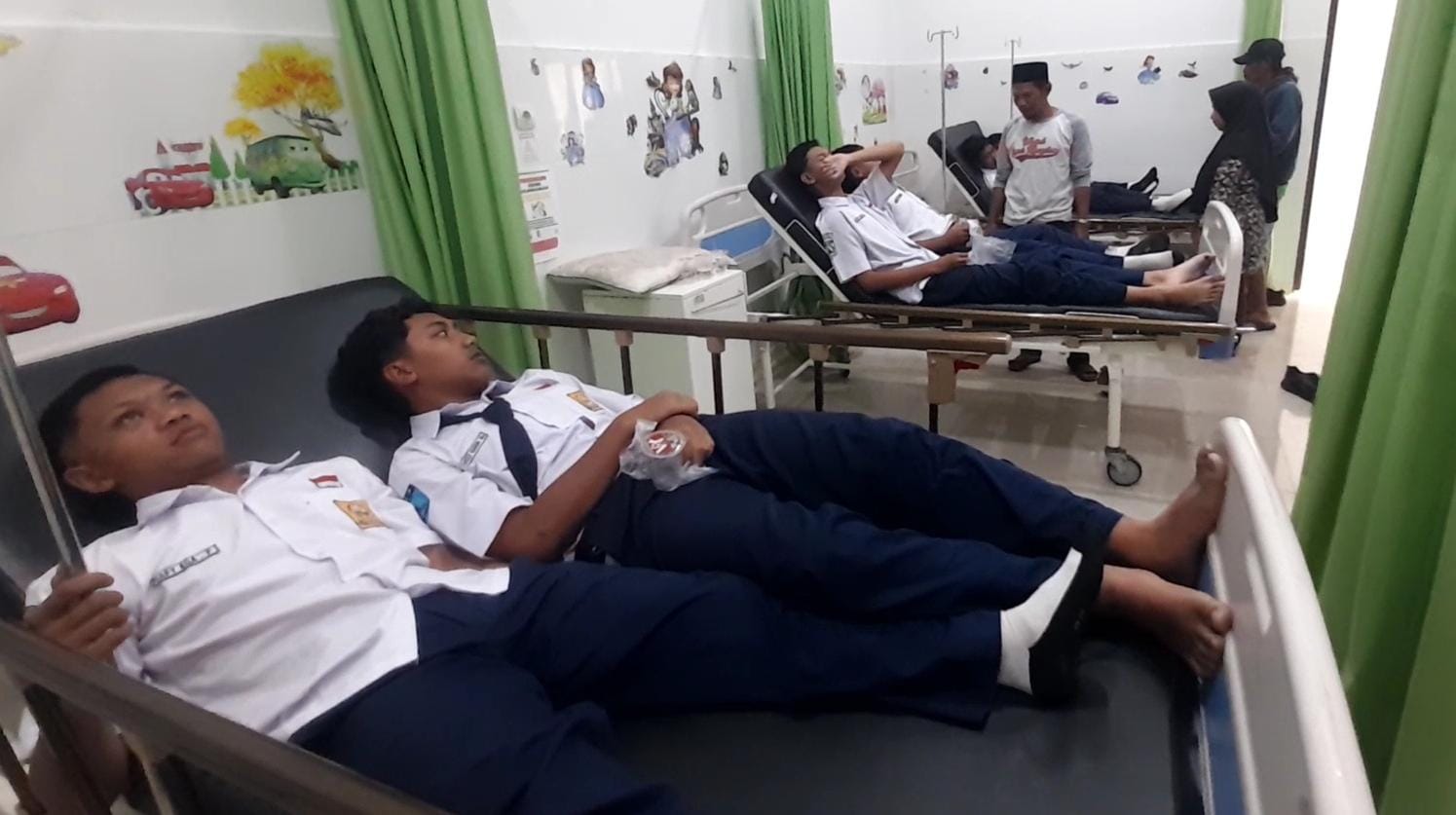 Sejumlah siswa SMPN 1 Tawangmangu menjalani perawatan di puskesmas setempat usai diduga keracunan nasi goreng dari Makan Bergizi Gratis, Kamis (9/10/2025). (Rudi Hartono/Radar Solo)