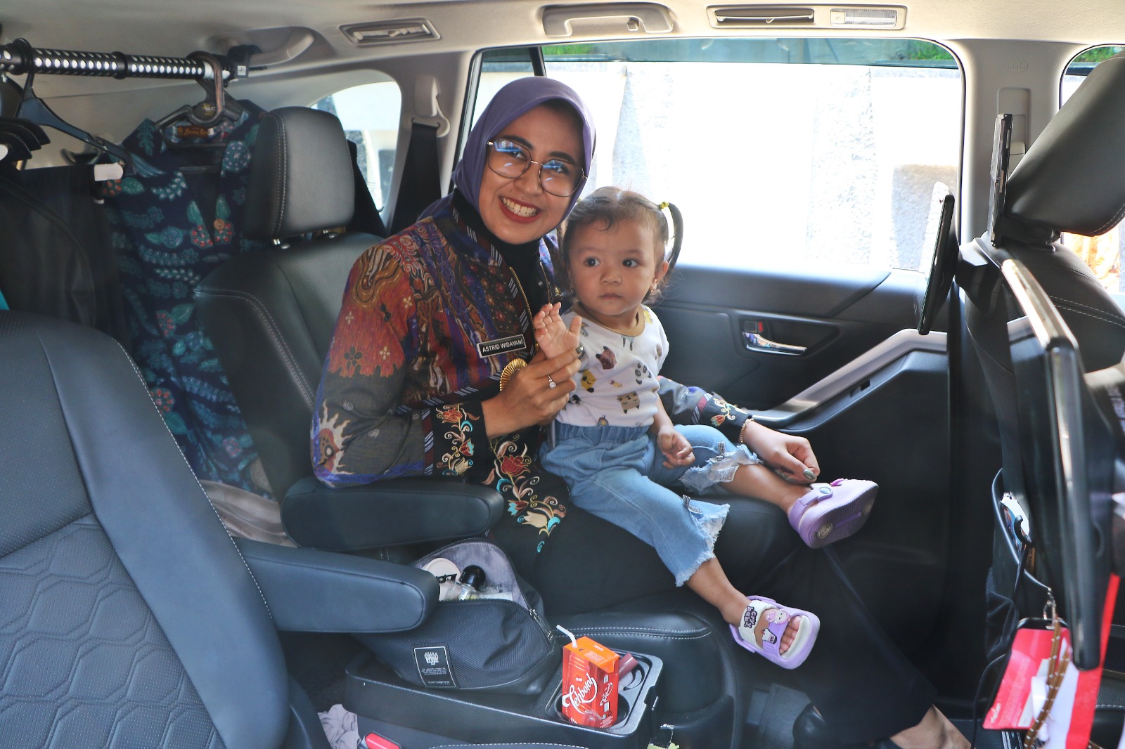 Wakil Wali Kota Solo Astrid Widayani bersama Carlisa Abelona, baduta warga Kelurahan Sangkrah, Pasar Kliwon yang didampingi program Genting, Kamis (9/10).