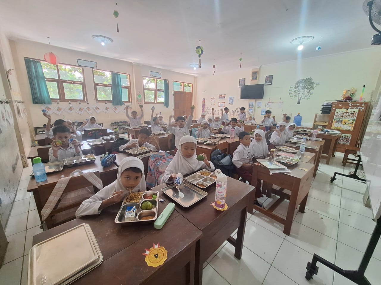 Siswa Madrasah Ibtidaiyah (MI) Modern Bani Adam Boyolali menikmati makan bergizi gratis (MBG). (Dokumentasi Pribadi)