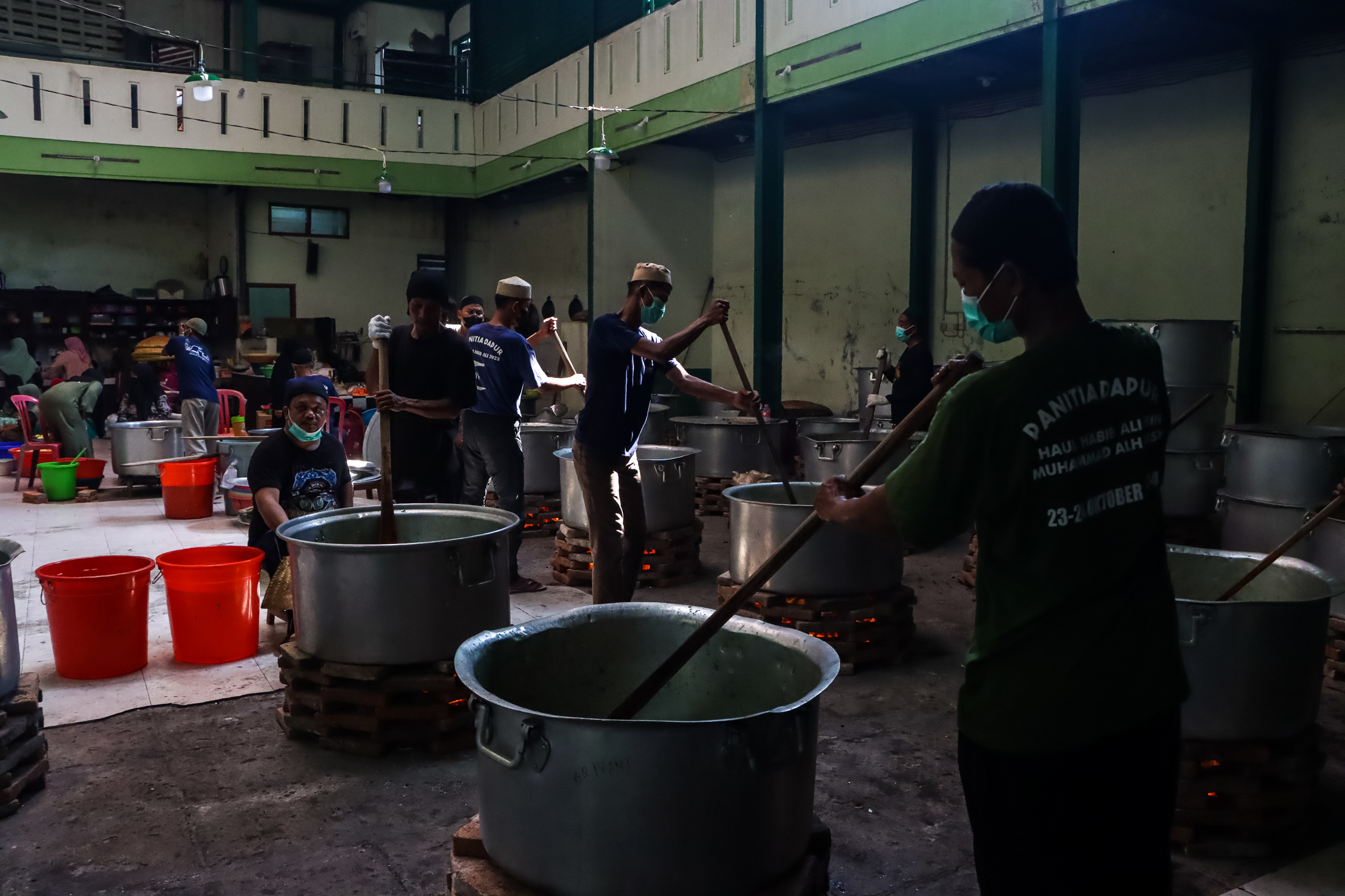 Persiapan di dapur jelang haul Habib Ali di Pasar Kliwon, Solo, Jumat (10/10/2025). (M Ihsan/Radar Solo)
