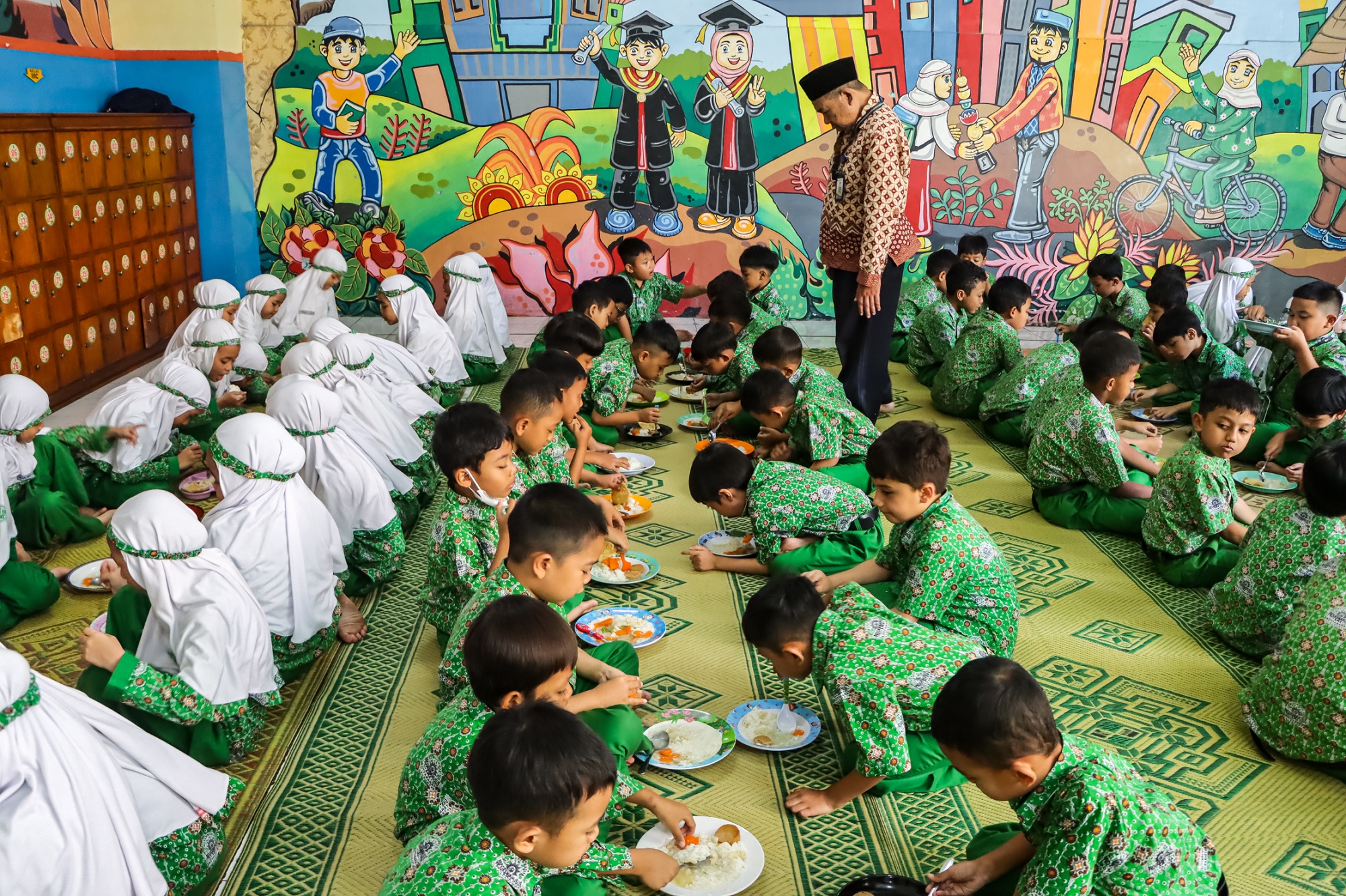 Makan siang mandiri siswa SD Muhammadiyah PK Solo. (M Ihsan/Radar Solo)