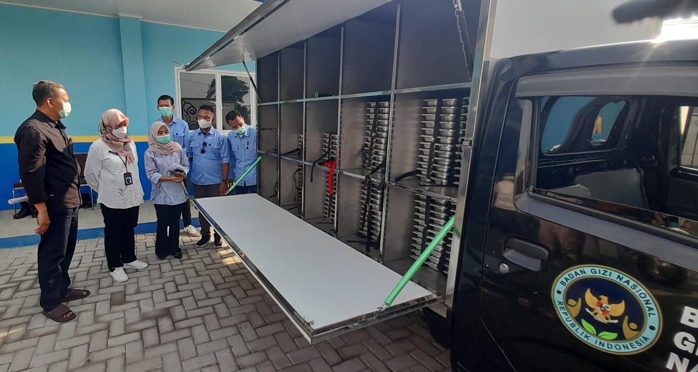 Tim Dinkes Karanganyar saat mengecek standarisasi salah satu SPPG di Karanganyar. (Rudi Hartono/Radar Solo)