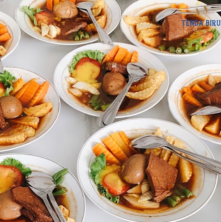 Selat Solo Tenda Biru, kuliner legendaris sejak 2002 di Solo. Cita rasa manis-gurihnya bikin rindu, selalu ramai setiap hari.