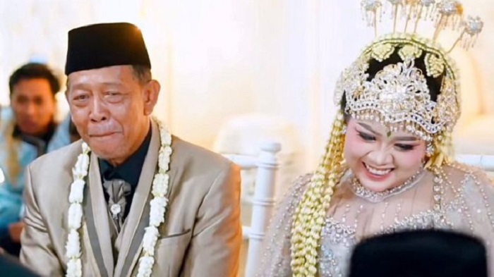 Pernikahan Mbah Tarman (74) dan Shela (24) di Pacitan viral usai mahar Rp3 miliar yang dijanjikan ternyata cek palsu.