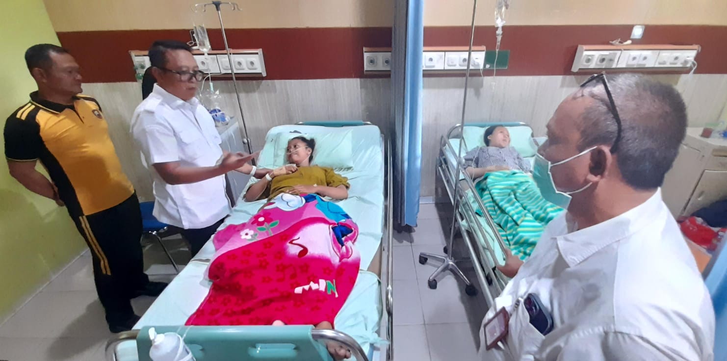 Wakil Bupati Karanganyar Adhe Eliana (dua dari kiri) menjenguk siswa yang dirawat karena keracunan menu MBG di RSUD Karanganyar, Jumat (10/10/2025). (Rudi Hartono/Radar Solo)