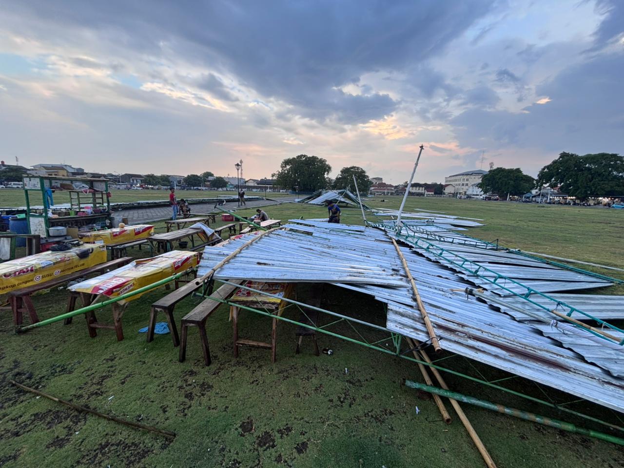 Tenda pedagang di Alun-Alun Selatan Keraton Surakarta ambruk, Jumat sore (10/10/2025). (Ist)