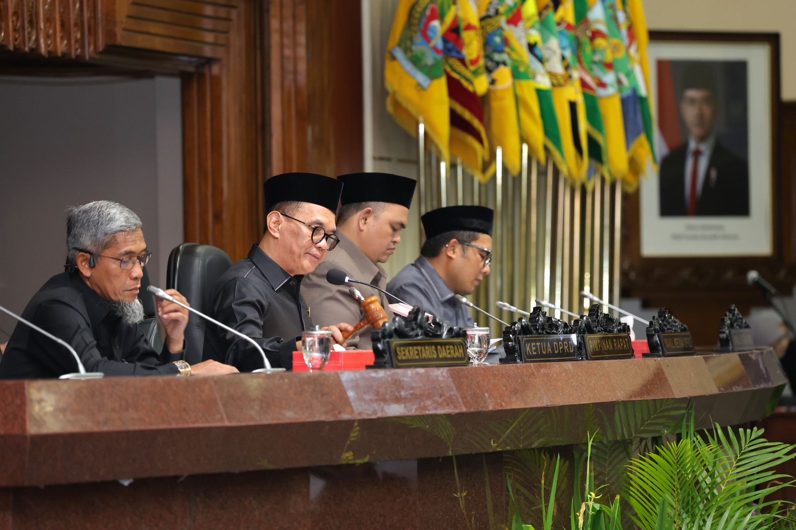 Ketua DPRD Jateng Sumanto (dua dari kiri) pimpin rapat paripurna penetapan Rencana Kerja (Renja) tahun 2026.