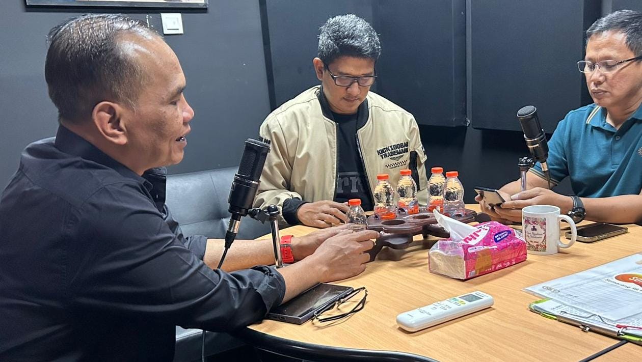 Ketua DPRD Jawa Tengah Sumanto sosialisasikan penggunaan Pupuk Organik Cair di Desa Suruh, Kecamatan Tasikmadu, Kabupaten Karanganyar.