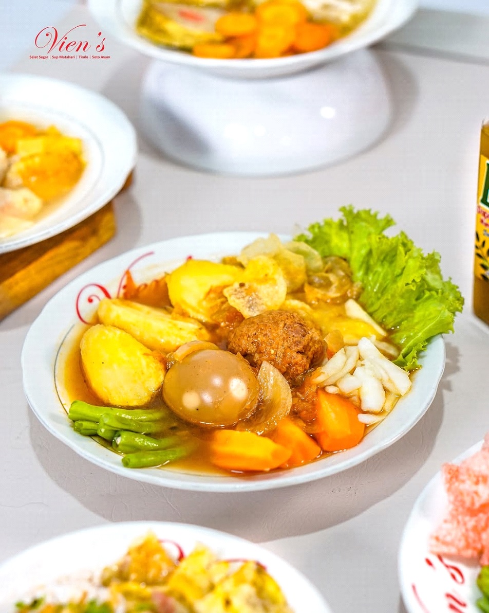 Selat Viens Solo, kuliner legendaris dekat Stasiun Balapan. Cita rasa klasik dan harga bersahabat sejak 2008.