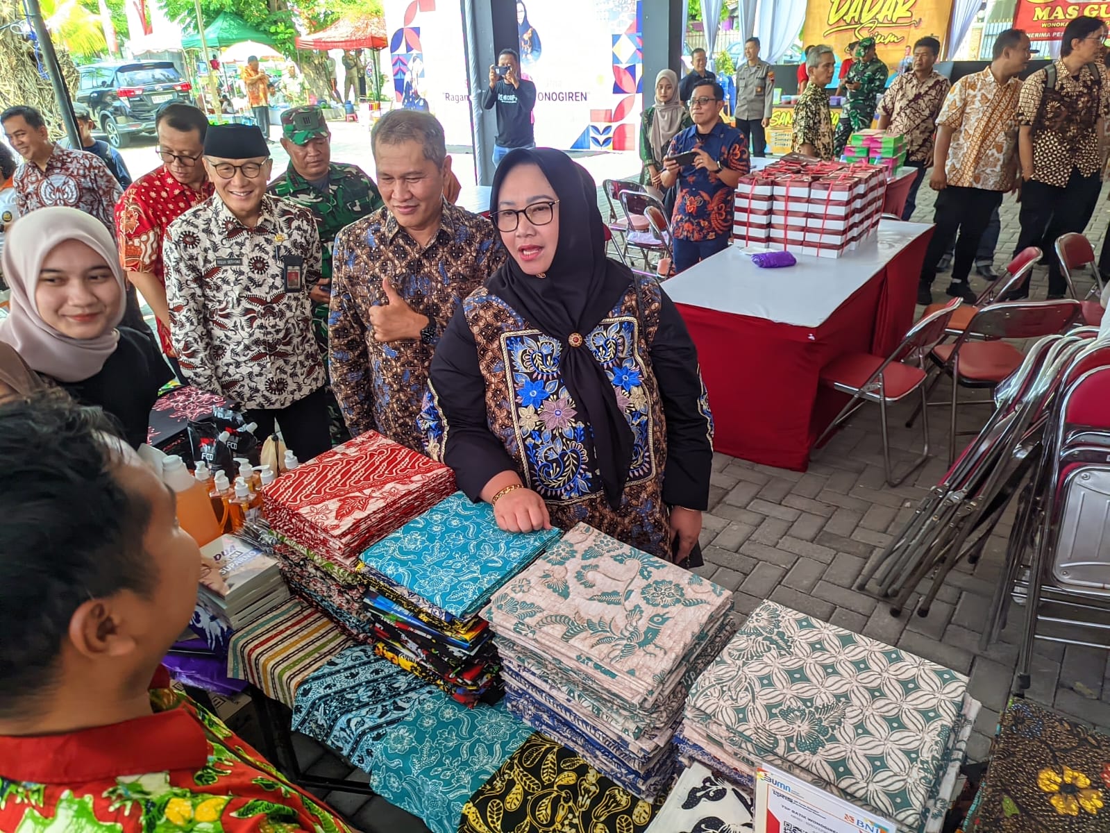 Bupati Wonogiri Setyo Sukarno dan istri meninjau stan batik di Pameran Hari Batik Nasional 2025 di halaman Sport Tourism Center (STC) Pringgodani, Sabtu (11/10/2025).