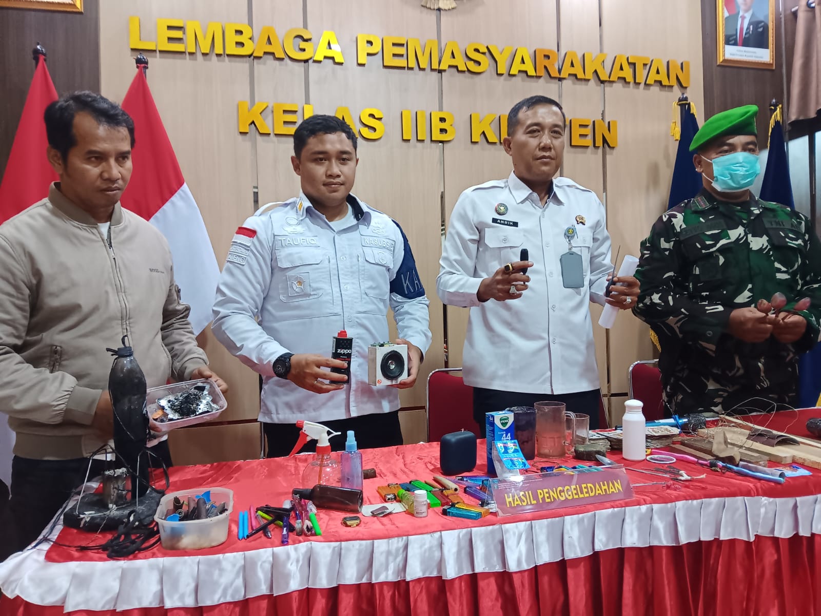 Kepala Lapas Kelas IIB Klaten Andik Dwi Saputro (dua dari kanan) tunjukkan barang terlarang hasil razia kamar hunian WBP.