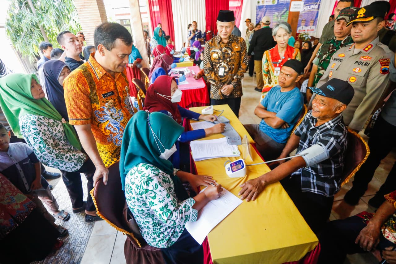 Gubernur Jateng Ahmad Luthfi (kiri) cek layanan spesialis kejiwaan dalam program Dokter Spesialis Keliling (Speling) di Desa Wonoharjo, Kecamatan Wonogiri, Kabupaten Wonogiri, Kamis (9/10/2025).